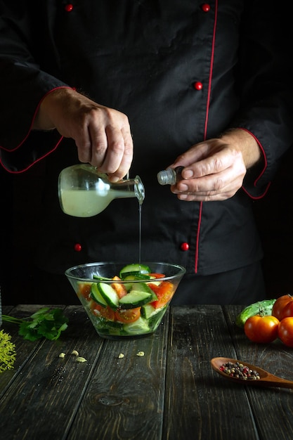 Kucharz przygotowujący potrawę